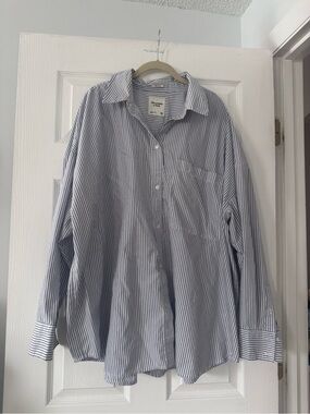 Abercrombie & Fitch Blue and White Striped Button-Up Shirt